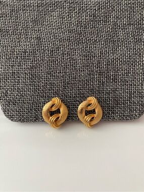 Vintage Corocraft gold-tone textured clip-on earrings.